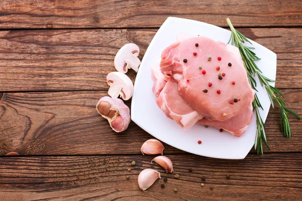 Carne di maiale cruda su scrivania di legno — Foto Stock