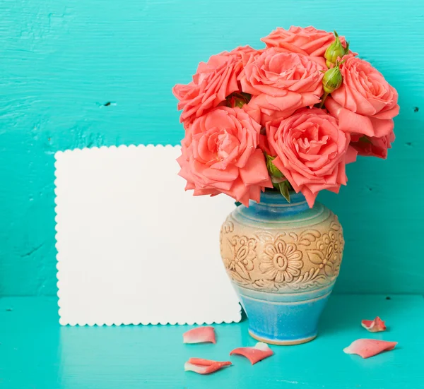 Blommor vacker bukett rosor på vintage bakgrund — Stockfoto