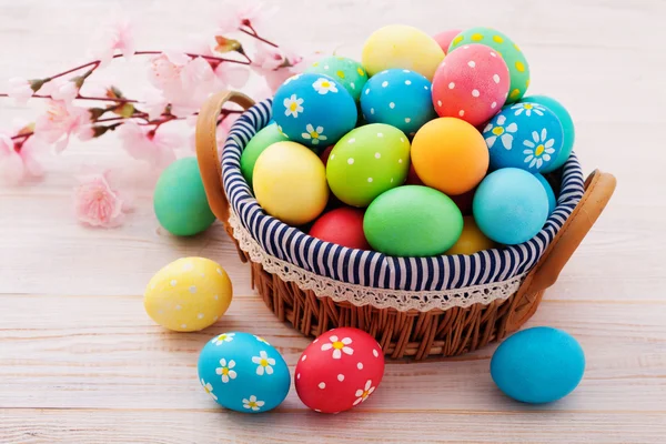 Huevos de Pascua sobre fondo de madera — Foto de Stock