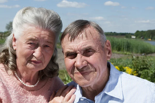 Seniorenpaar umarmt sich auf dem Land — Stockfoto