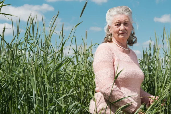 Mujer mayor caminando en el campo primavera — Foto de Stock