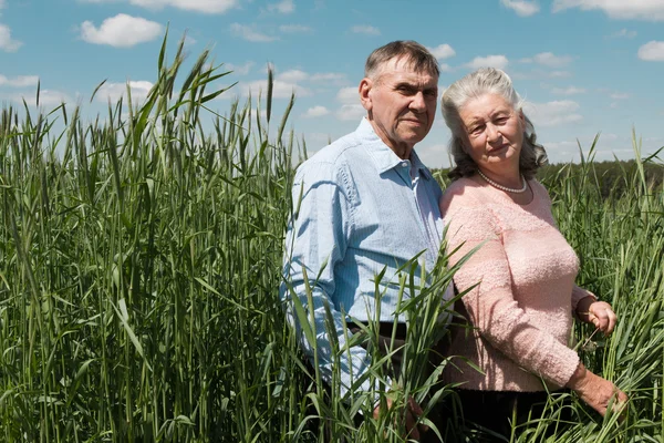 Seniorenpaar umarmt sich auf dem Land — Stockfoto