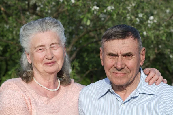 田舎でお互いを受け入れて年配のカップル — ストック写真