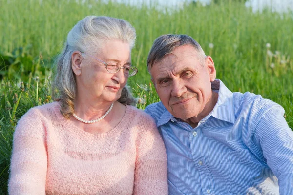 Äldre par omfamnar varandra på landsbygden — Stockfoto