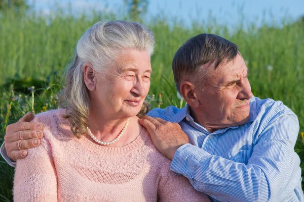 Senior koppel omhelzen elkaar in platteland — Stockfoto
