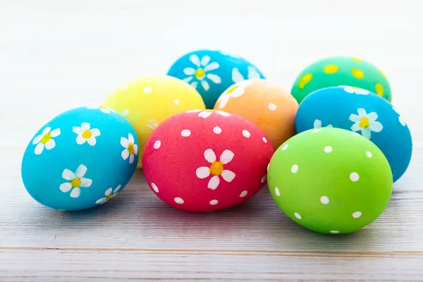 Huevos de Pascua sobre fondo de madera — Foto de Stock