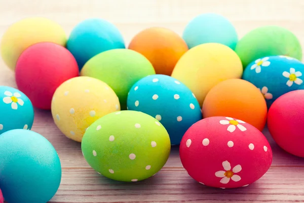 Huevos de Pascua sobre fondo de madera — Foto de Stock
