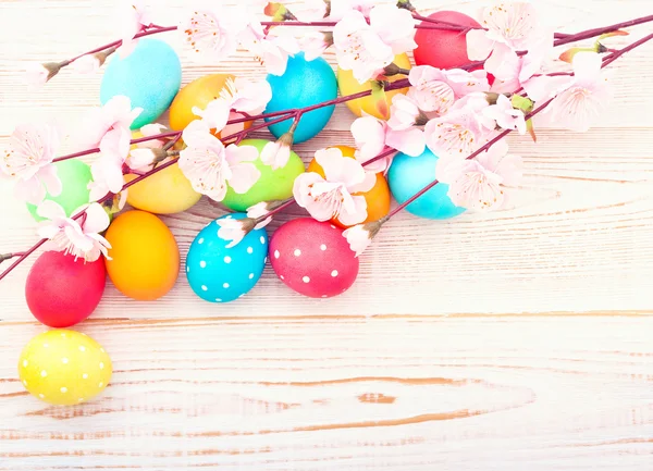 Huevos de Pascua sobre fondo de madera — Foto de Stock