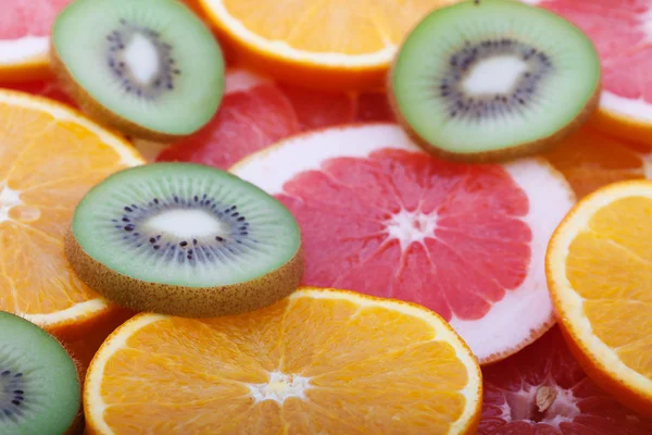 Оранжевый и грейпфрутовый кольца в качестве фона — стоковое фото