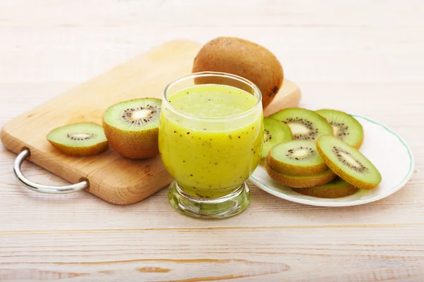 Frischer Saft und Früchte auf weißem Hintergrund. — Stockfoto