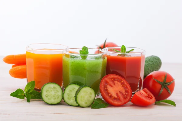 Tomate, pepino, zanahoria Jugos y verduras — Foto de Stock