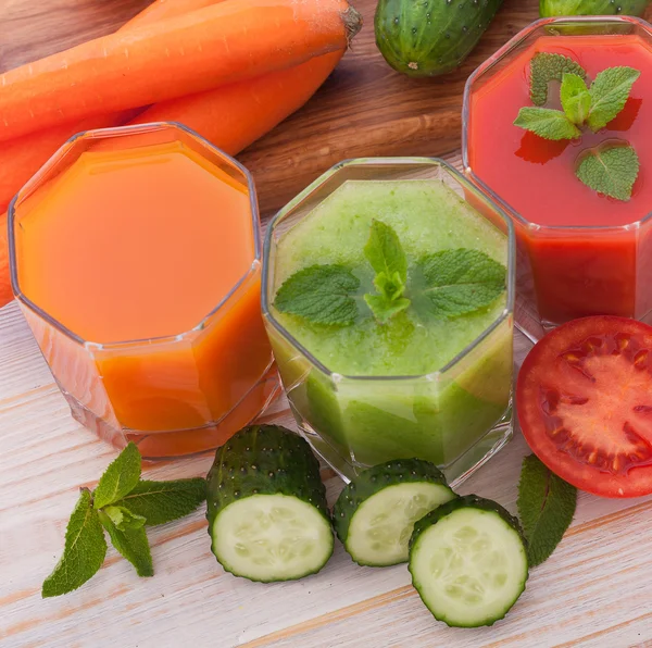 Tomat, gurka, morot Juice och grönsaker — Stockfoto