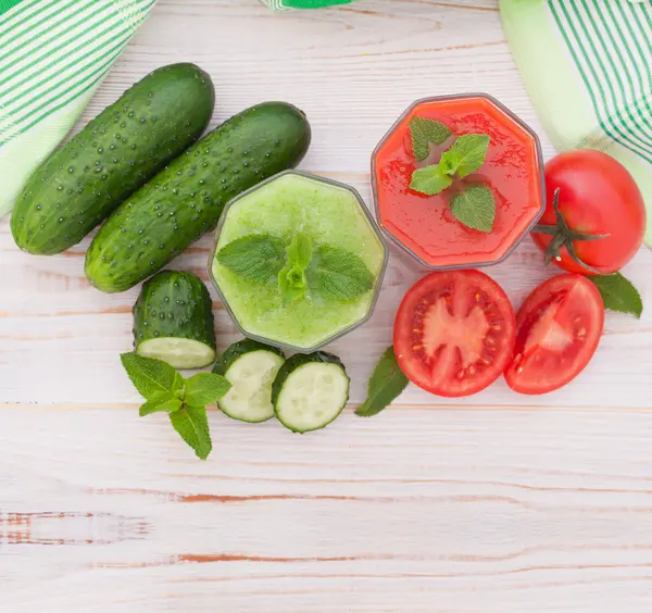 Tomaat, komkommer sap en groenten — Stockfoto