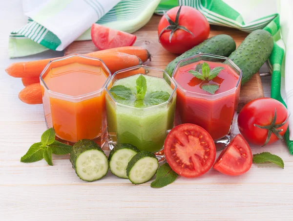 Tomate, pepino, zanahoria Jugos y verduras — Foto de Stock