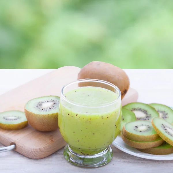 Frischer Saft und Früchte auf weißem Hintergrund. — Stockfoto