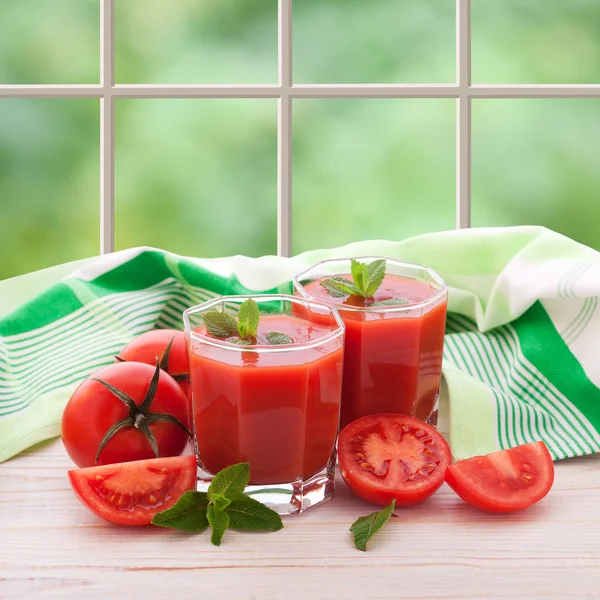 番茄汁，蔬菜白色木制的桌子上. — 图库照片