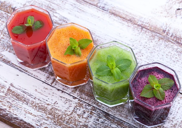 Tomate, pepino, cenoura, beterraba Suco e legumes — Fotografia de Stock