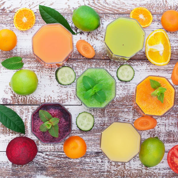 Copos de suco fresco saboroso, na mesa de madeira . — Fotografia de Stock