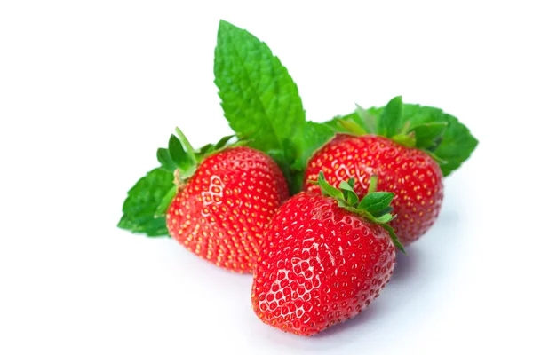 Fragole mature su sfondo bianco — Foto Stock