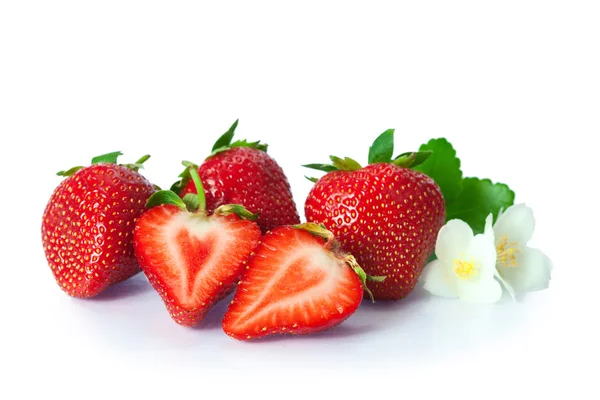 Reife Erdbeeren auf weißem Hintergrund — Stockfoto