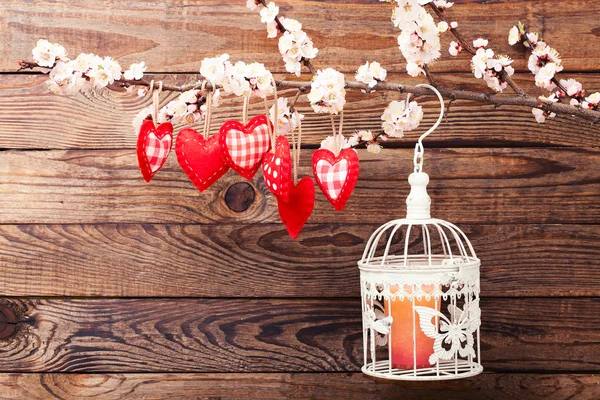 Hochzeitstag Liebe schön. Herz hängt am Ast eines Baumes — Stockfoto