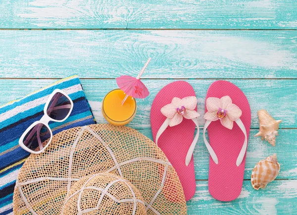 Zomervakantie. Beachwear op houten achtergrond. — Stockfoto