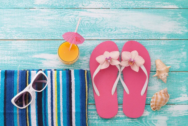 Літні канікули. пляжний одяг на дерев'яному фоні . — стокове фото