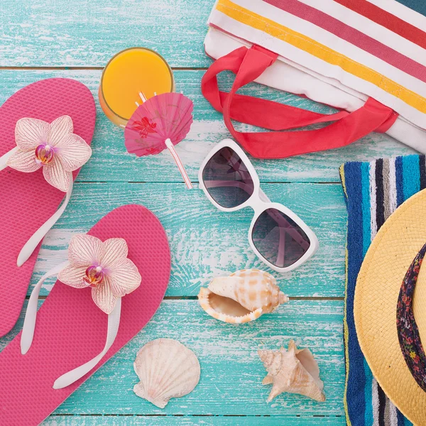 Zomervakantie. Beachwear op houten achtergrond. — Stockfoto