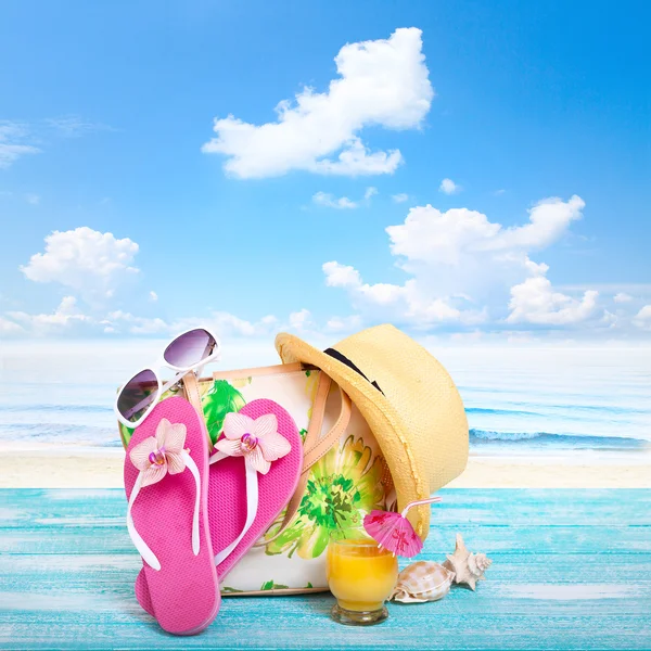 Zomervakantie. Beachwear op houten achtergrond. — Stockfoto