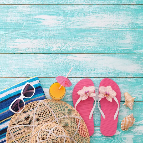 Verano, pasarela de madera, accesorios de playa maqueta para el diseño —  Fotos de Stock