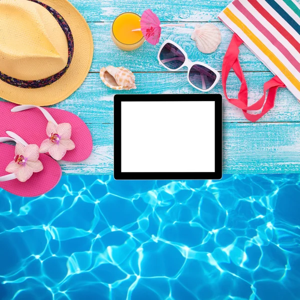 Lege lege tablet pc op strand. Zomerzwembad accessoires. — Stockfoto