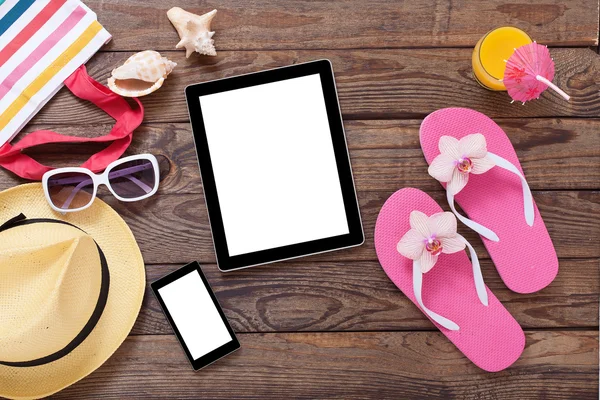 Lege lege tablet pc op strand. Zomerzwembad accessoires. — Stockfoto