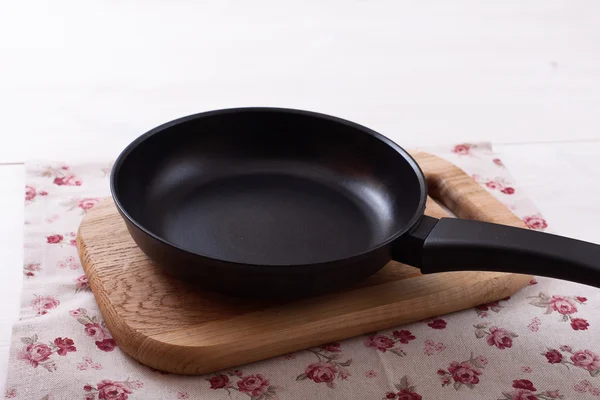 Empty pan on wooden deck table with tablecloth — Stock Photo, Image