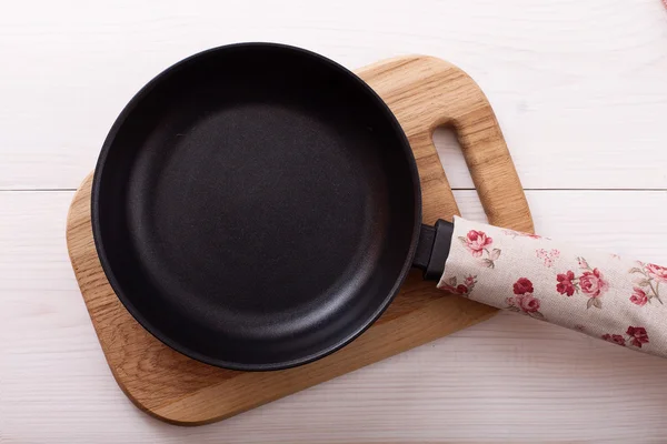 Empty pan on wooden deck table with tablecloth — Stock Photo, Image