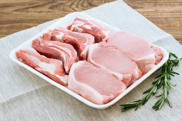 Carne de cerdo cruda en escritorio de madera — Foto de Stock