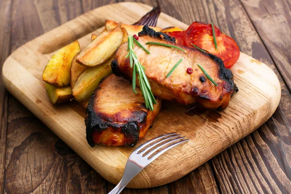 Carne de almoço com verduras, horizontalmente — Fotografia de Stock