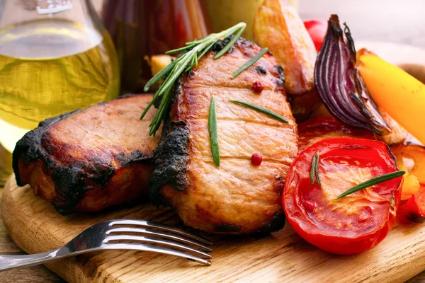 Carne de almoço com verduras, horizontalmente — Fotografia de Stock