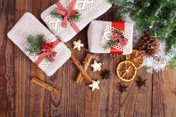 Jul gåva lådor fir grenar för nya året på bord av trä — Stockfoto