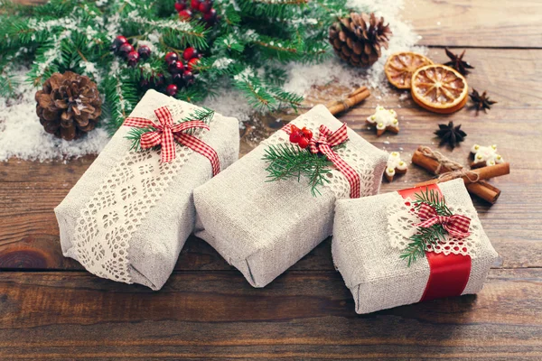Weihnachtsgeschenkboxen Tannenzweige für das neue Jahr auf Holztisch — Stockfoto
