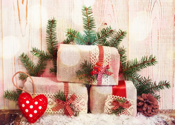 Navidad cajas de regalo ramas de abeto para el año nuevo en la mesa de madera — Foto de Stock