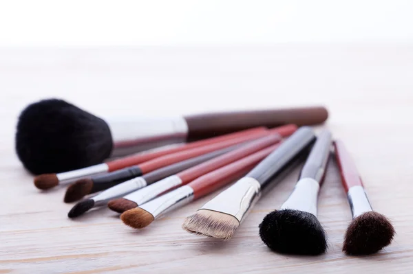Cepillo de maquillaje profesional sobre fondo de madera blanco — Foto de Stock