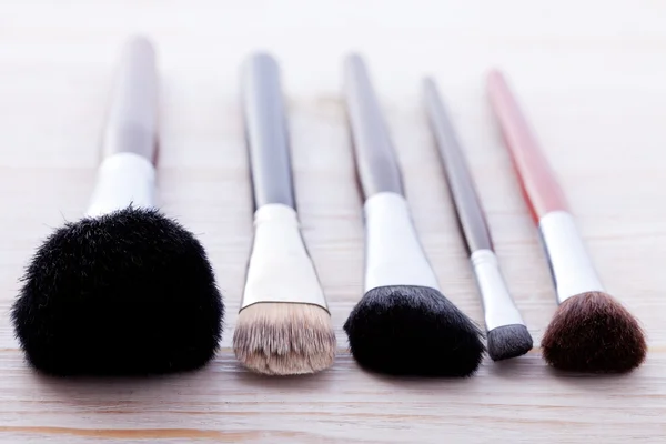 Cepillo de maquillaje profesional sobre fondo de madera blanco — Foto de Stock