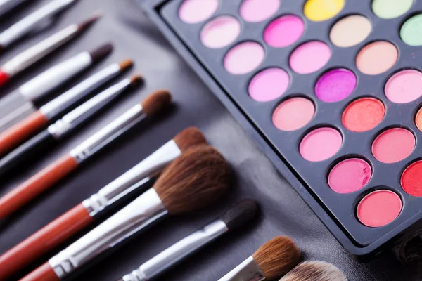 Moldura colorida com vários produtos de maquiagem — Fotografia de Stock