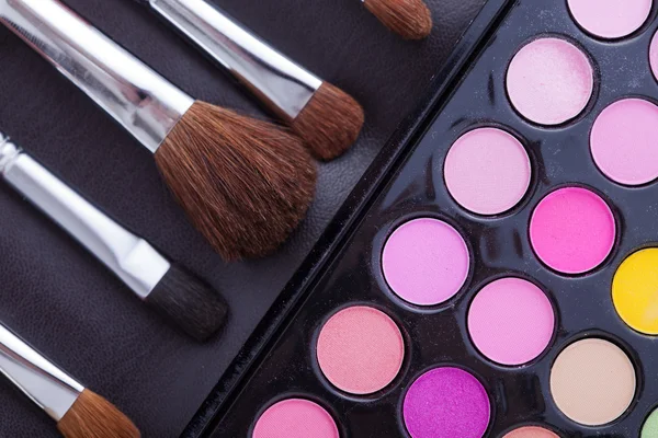 Färgglada ram med olika makeup produkter — Stockfoto