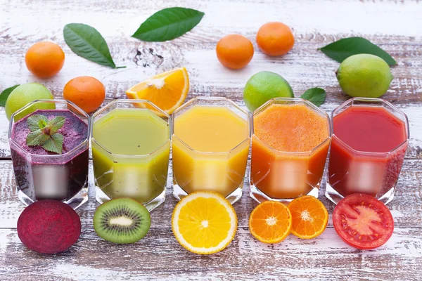 Legumes, sucos frescos misturam frutas bebidas saudáveis na mesa de madeira . — Fotografia de Stock