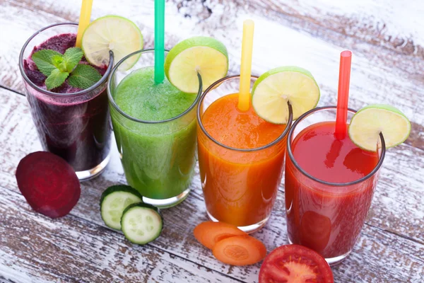 蔬菜，鲜榨果汁混合在木桌上的水果健康饮料. — 图库照片
