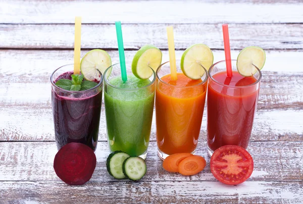 Verduras, zumos frescos mezclan frutas bebidas saludables en la mesa de madera . — Foto de Stock