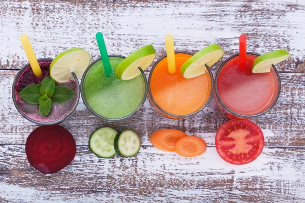 Légumes, jus frais mélangent les fruits boissons saines sur la table en bois . — Photo