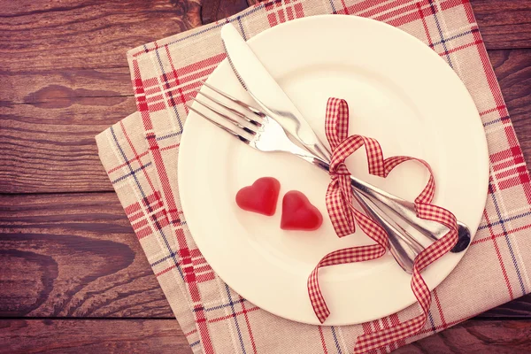 Valentine den lásky krásné. Romantická večeře, nádobí srdce. — Stock fotografie