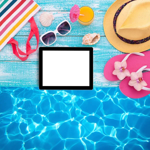 Blank empty tablet computer, summer accessories on beach. — Stock Photo, Image